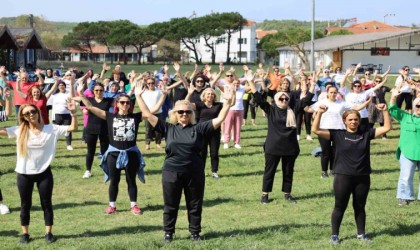 İzmitli kadınlar zumba etkinliği ile hem eğlendi hem spor yaptı