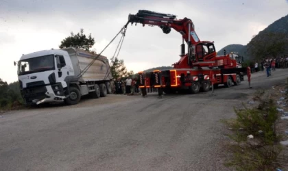 Kamyon, cenaze namazına hazırlanan kalabalığın arasına daldı: 5 ölü, 25 yaralı (3)