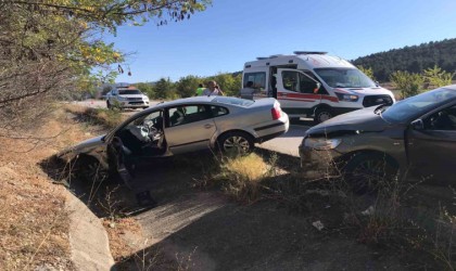 Karabükte iki otomobil çarpıştı: 6 yaralı