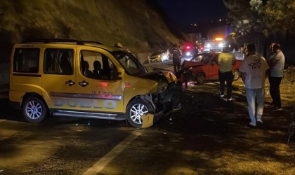 Karabükte otomobil ile ticari taksi kafa kafaya çarpıştı: 3 yaralı