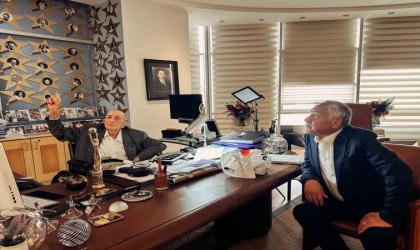 Karalar, Türker İnanoğluna plaketini sundu