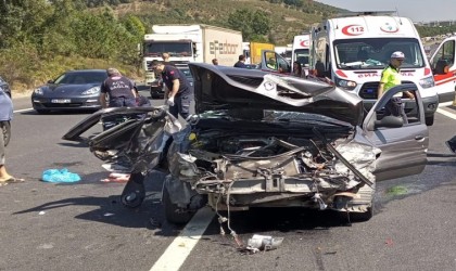 Karşı şeride geçen otomobilde 1i çocuk 4 kişi yaralandı