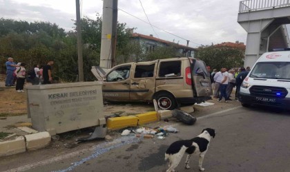 Keşanda kaza yapan hafif ticari araçta sürücü ve eşi yaralandı