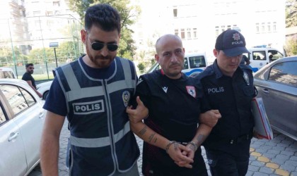 Kırmızı ışıkta geçip öğrenci servisiyle çarpışan tır sürücüsü tutuklandı