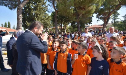 Kitaplar devletten, kırtasiyeler Sındırgı Belediyesinden