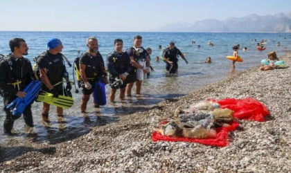 Kıyı ve dip temizliğinde turist altın küpe buldu, dalgıçlar çöp çıkardı