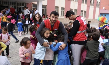 Kızılay öğrencileri ilk okul gününde yalnız bırakmadı