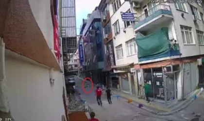 Kocaelide 7. kattan düşen genç öldü, o anlar kameraya yansıdı