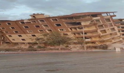 Kolonları kesilerek yıkılan 8 katlı binanın yerle 1 olma anı kamerada