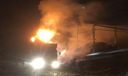 Konyada çiftlikte bulunan yaklaşık 10 bin saman balyası alevlere teslim oldu