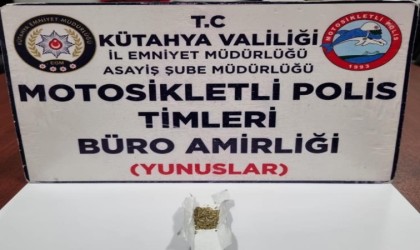 Kütahyada ehliyetsiz sürücü uyuşturucuyla yakalandı