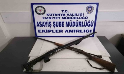 Kütahyada iş yerlerinde 2 ruhsatsız tüfek ele geçirildi