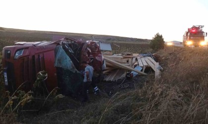 Kütahyada kereste yüklü tır devrildi: 1 ölü
