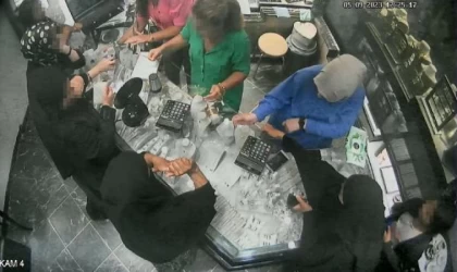 Kuyumcu hırsızları yakalandı; olay anı kamerada