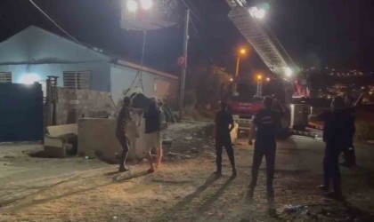 Kuyuya düşen inek, vinçle kurtarıldı