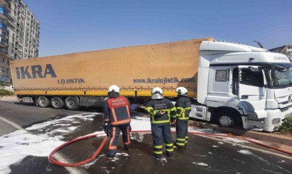Lastiklerine ateş edilerek durdurulan tırda 11 kilo esrar çıktı