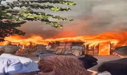 Mahallelinin yaptığı garaj alev alev yandı; o anlar kamerada