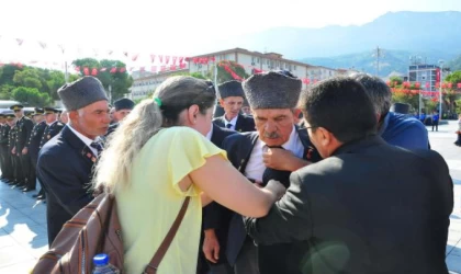 Manisa’da, kurtuluş yıl dönümü töreninde fenalaşan Kıbrıs gazisi hastaneye kaldırıldı