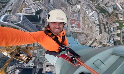 Merkez Bankası binasının 350 metre yükseklikteki kulesi dağcılar tarafından kuruluyor