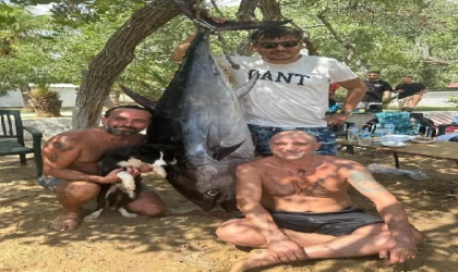 Mersin’de 3 amatör balıkçı, oltayla 2 metrelik orkinos yakalandı