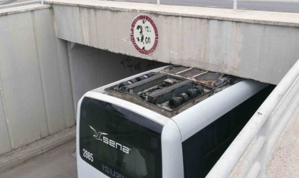 Midibüsün sürücüsü havalandırmayı hesap edemeyince alt geçide sıkıştı