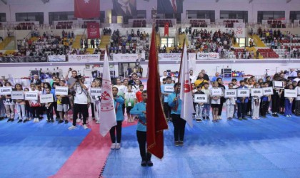 Minikler Türkiye Tekvando Şampiyonasının açılış seremonisi yapıldı