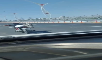 Motosikletle tehlikeli yolculuk; üzerine uzandı