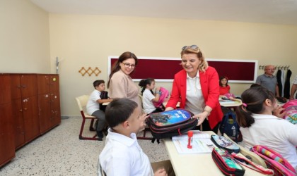 Öğrencilere sırt çantası ve kırtasiye seti hediye edildi