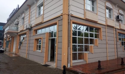 Ölen köpeğine müdahale edilmediği iddiasıyla belediye binasının camlarını kırdı