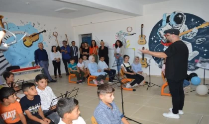 Ölen oğullarının adını yaşatmak için kırsaldaki okulda müzik sınıfı kurdular