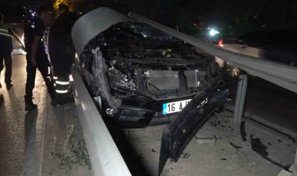 Orta refüje çarptı, otomobili bırakıp kaçtı