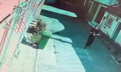 Örümcek adam gibi tırmandığı balkondan kıyafet çaldı