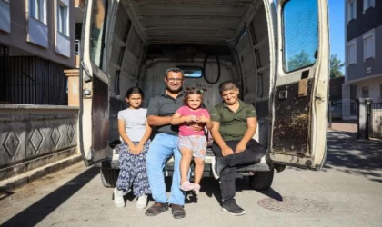 Otizmli çocuklarını bırakacak yer bulamayınca her yere minibüsüyle götürüyor