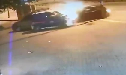 Otomobil aydınlatma direği ile 2 araca çarptı; direk yoldan geçen otomobilin üzerine devrildi (2)