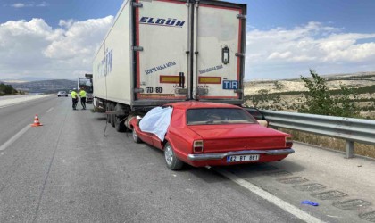 Otomobil tıra arkadan çarptı: 1 ölü, 1 yaralı