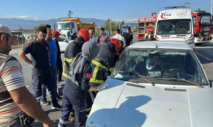 Otomobilde sıkışan yaralının feryatları yürek dağladı