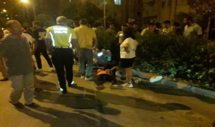 Otomobile çarpan motosikletteki 2 kişi yaralandı