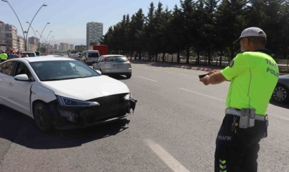 Otomobilin bariyerlere çarptığı kazada ortalık savaş alanına döndü