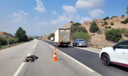 Otoyola giren yaşlı kadına araç çarptı: 1 ölü