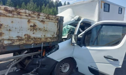 Otoyolda TIR’a çarpan kamyonetin sürücüsü yaralandı