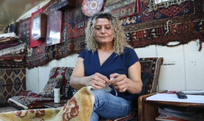 (Özel) Eşinden öğrendi... 32 yıldır antika halıları yeniliyor