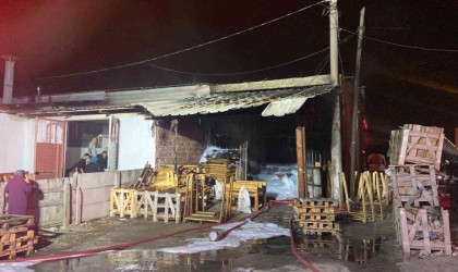 Palet dükkanında çıkan yangının dumanları gökyüzünü sardı