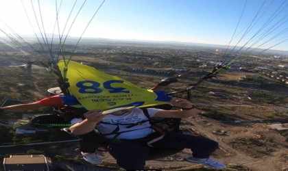 Paraşütte sözleşme imzaladı