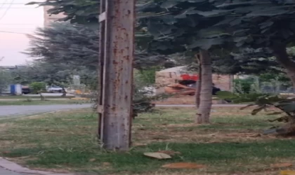 Parktaki çeşmede, iç çamaşırlarıyla banyo yaptı