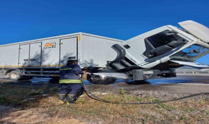 Patlayıcı yüklü kamyonun motor kısmı alev aldı, faciadan dönüldü