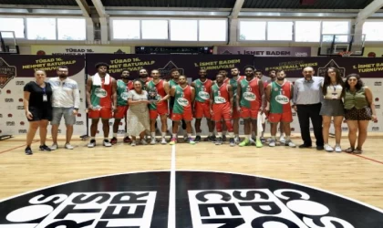 Pınar Karşıyaka kupayla döndü