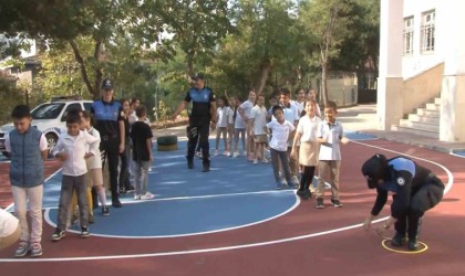 Polisler minik öğrencilere unutamayacakları anlar yaşattı