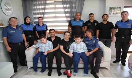Polislerden engelli çocuklara anlamlı ziyaret