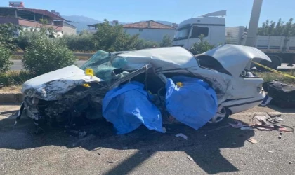 Refüjü aşıp TIR’a çarpan otomobildeki karı- koca öldü, çocukları yaralandı