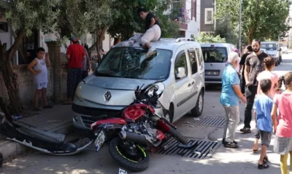 Sağlık ekipleri yaralıya, kaza sırasında tavanına uçtuğu aracın üzerinde müdahale etti